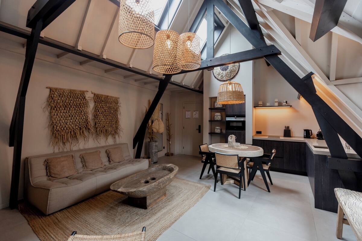 Loftsrom – deluxe | Oppholdsområde | En 75-centimeters Flatskjerm-TV med digitale kanaler samt Netflix