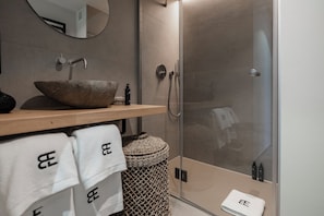 Een douche, een haardroger, pantoffels, handdoeken