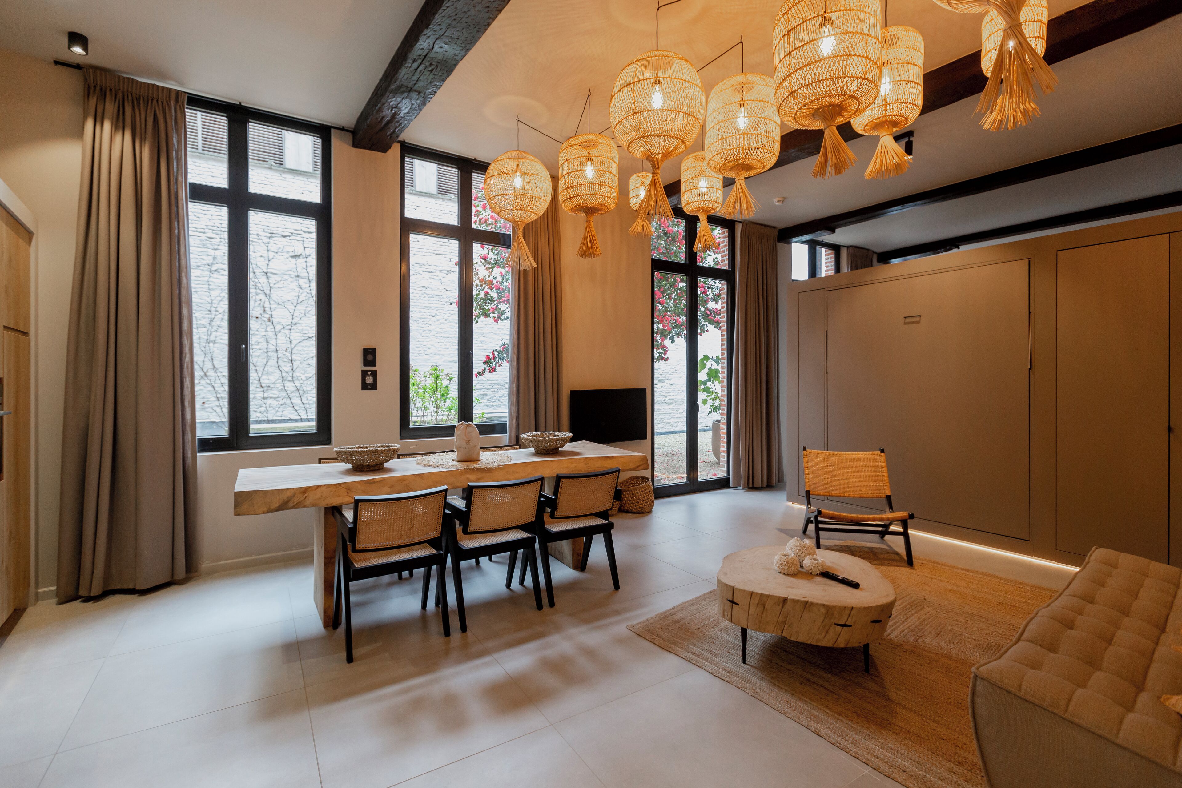 75-厘米  纯平电视（配备数码频道）、Netflix、流媒体服务