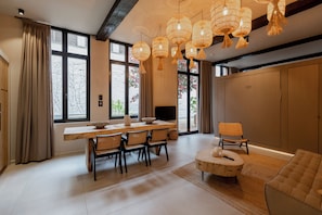 75-cm flat-screen TV with digital channels, Netflix, streaming services - BTFL Living Antwerp (Antwerp)