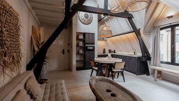 Deluxe Loft | Ruang tamu | 75 cm televisyen skrin rata dengan digital, Netflix