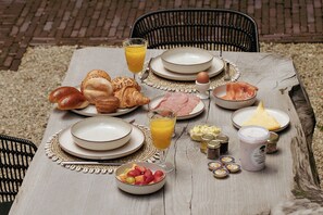 Daily full breakfast for a fee