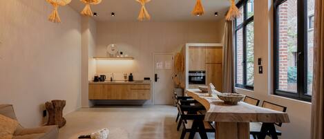 Full-size fridge, microwave, oven, stovetop