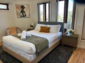 3 makuuhuonetta, työpöytä, silitysrauta/-lauta, vauvan matkasänky