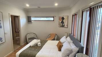 3 camere, una scrivania, ferro/asse da stiro, culla da viaggio