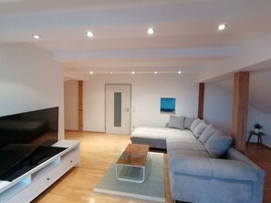 Living area - Spacious top-floor apartment in the suburban district of Grubweg (Passau)