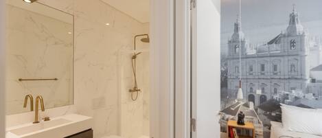 Shower, hair dryer, towels
