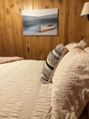 3 bedrooms, iron/ironing board, free WiFi, bed sheets - Cozy, family and pet friendly cottage that is steps to a beautiful PEI beach. (Bonshaw)