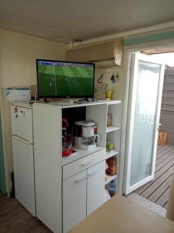 Interior - Mobile home 7/pers, in campsite located in barzan 17kms from Royan with swimming pool. (Barzan)