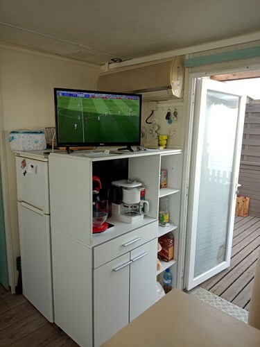 Mobile home 5/pers, in campsite located in barzan 17kms from Royan with swimming pool.