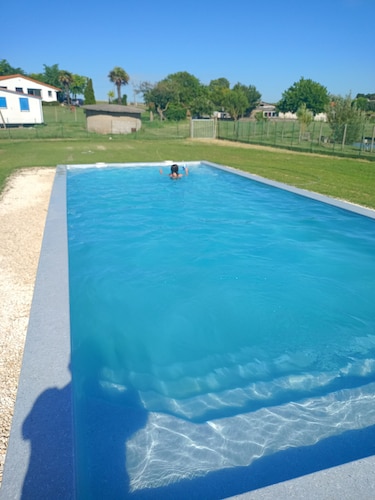 Mobil home 5/pers, dans camping situé à barzan à 17kms de Royan avec piscine.