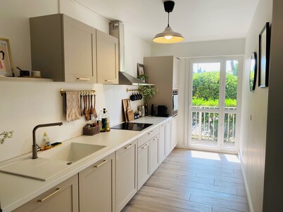3 rooms - Parking - Air-conditioning - Wifi - 10 mins walk from town center