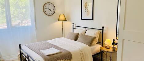 3 slaapkamers, een strijkplank/strijkijzer, wifi, beddengoed