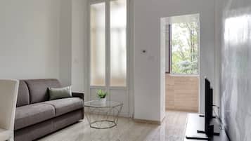 Appartement, 1 tweepersoonsbed met slaapbank | Woonruimte | Een 32-inch flatscreentelevisie met kabelzenders
