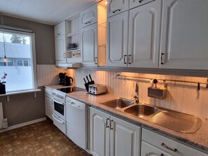 Frigorífico, microondas, horno y lavavajillas