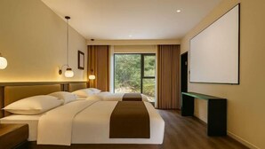 A modern hotel room with a large bed, a desk, and a TV. - Kulangsu Youran Bieyuan Vacation Apartment (Meihua Beach Neicuo'ao Pier) (Xiamen)