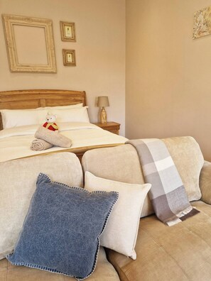 1 bedroom, desk, iron/ironing board, travel crib - Cosy Self-Catering Studio (Crossmahon, Bandon, Co.)