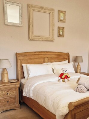 1 bedroom, desk, iron/ironing board, travel crib - Cosy Self-Catering Studio (Crossmahon, Bandon, Co.)
