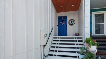 Rumah, Beberapa Tempat Tidur (Tequila Sunrise on the Sound) | Detail eksterior