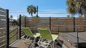 Rumah, Beberapa Tempat Tidur (Tequila Sunrise on the Sound) | Teras/patio