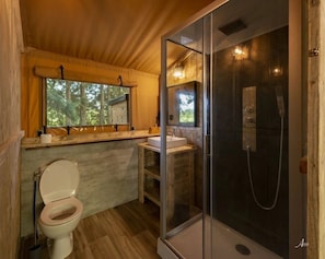 A bathroom with a toilet, sink, and glass-enclosed shower. - ZEcamping 3 étoiles piscine dog friendly locatif 5 pers (Ghisonaccia)