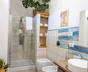 Dusche, Haartrockner, Bidet, Handtücher