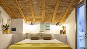 A bedroom with a wooden ceiling, a bed with a green bedspread, and a view of the outside. - 900 mt from the historic center of Tortolì and 5 km from all the most beautiful beaches. (Tortolì)