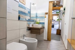 Douche, sèche-cheveux, bidet, serviettes fournies
