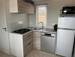 Réfrigérateur, micro-ondes, plaque de cuisson, lave-vaisselle