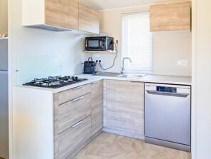 Réfrigérateur, micro-ondes, plaque de cuisson, lave-vaisselle