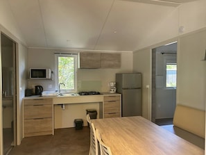Køleskab, mikrobølgeovn, kogeplade, brødrister