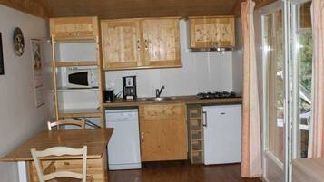 Een koelkast, een microgolfoven, een kookplaat