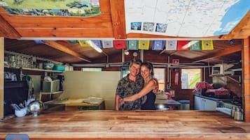 Réfrigérateur, micro-ondes, plaque de cuisson