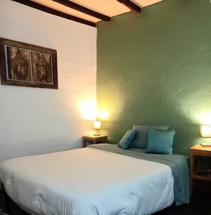 3 chambres, fer et planche à repasser, Wi-Fi, draps fournis