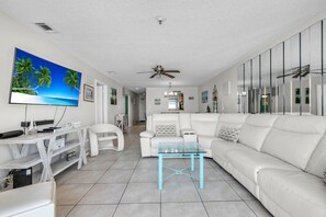 Condo, varias camas (Sea Breeze 503) | Área de sala de estar