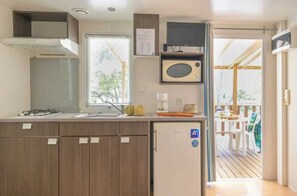 Fridge, microwave, stovetop