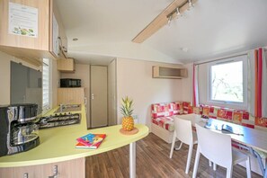 Fridge, microwave, stovetop