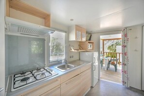 Refrigerador, microondas y parrilla de estufa 