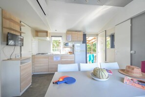 Jääkaappi, mikroaaltouuni, liesi