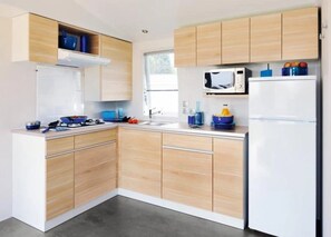 Jääkaappi, mikroaaltouuni, liesi