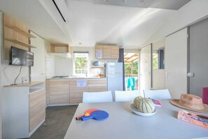 Fridge, microwave, stovetop - Camping 3 étoiles - Piscine  - ccbbh0c (Sussargues)