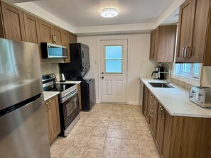 Microwave, oven, stovetop, dishwasher - Chic 3BR 5 Beds 5min walk to Metro Free Parking (Laval)