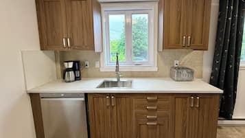 Microondas, horno, parrilla de estufa y lavavajillas