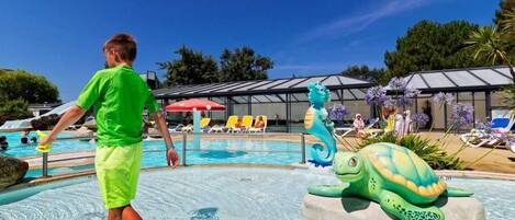 Een binnenzwembad en een verwarmd zwembad