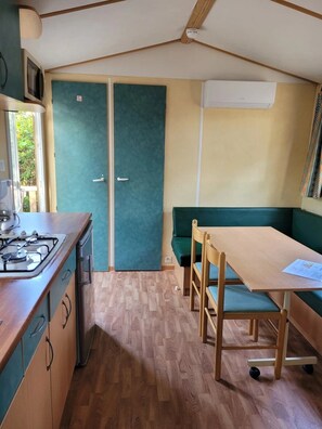 Kühlschrank, Mikrowelle, Herdplatte