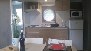 Kühlschrank, Mikrowelle, Herdplatte