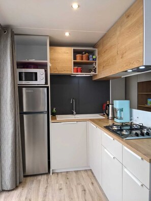 Fridge, stovetop - Camping 4 étoiles - Piscine  - ccafgai (Saint-Hilaire-de-Riez)
