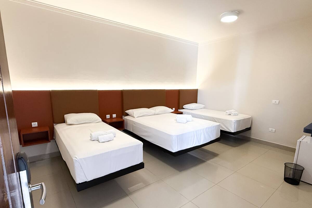 Chambre quadruple Standard, 1 chambre, rez-de-chaussée | Accès au Wi-Fi (inclus), literie fournie