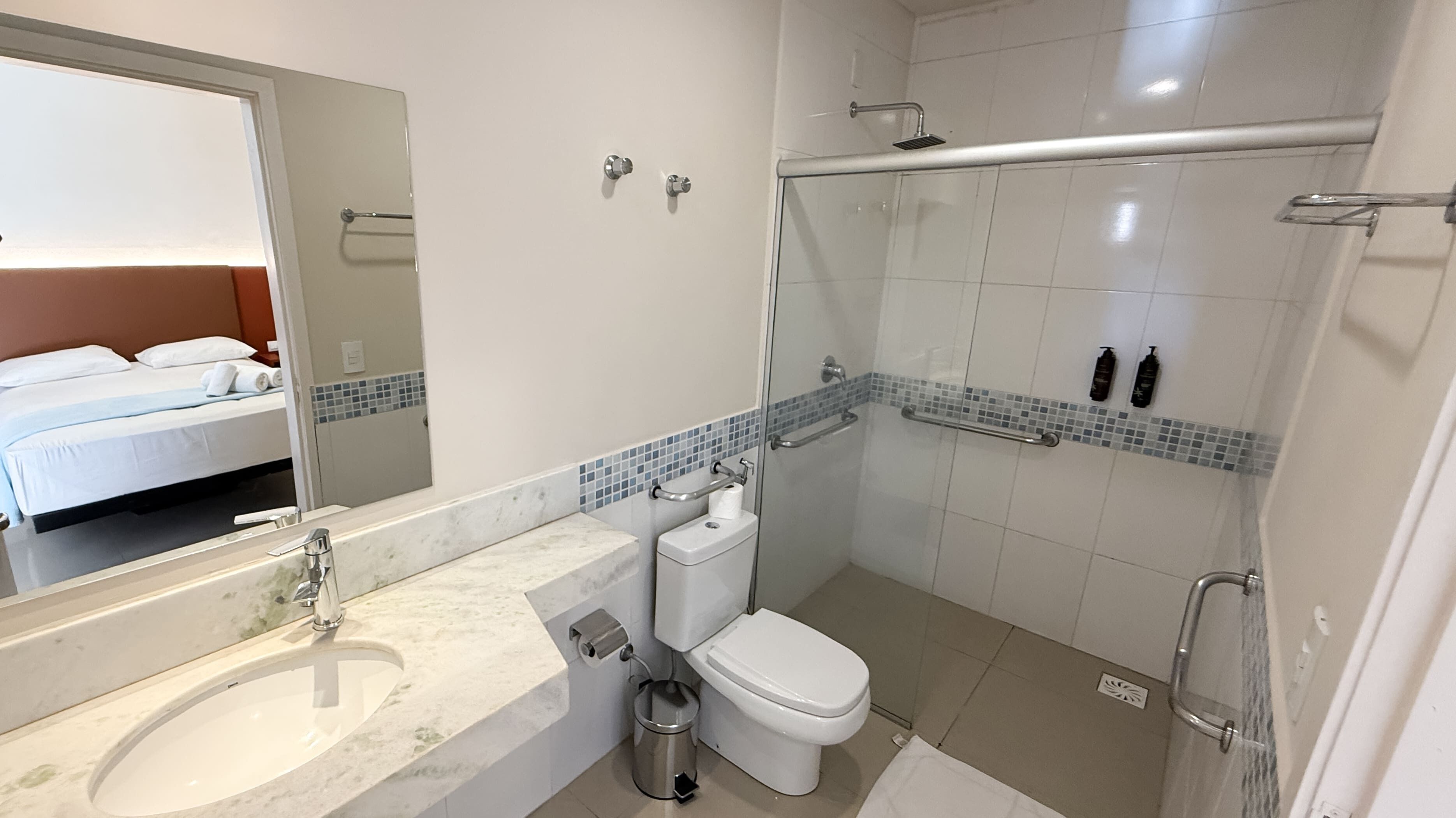 Ein Badezimmer mit Waschbecken, Toilette und Dusche.