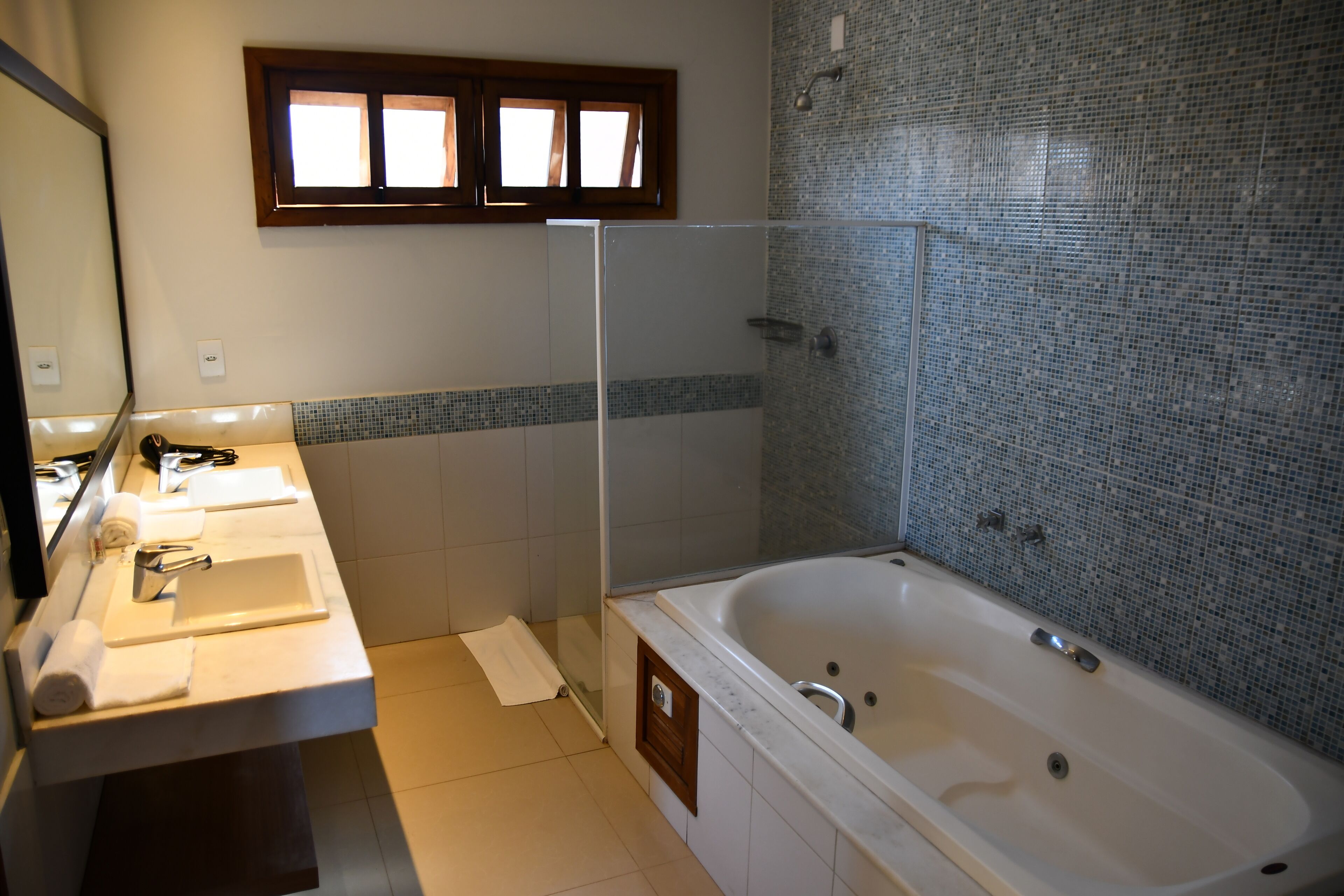 Quarto casal standard, 1 quarto, no piso térreo | Banheiro | Produtos de toalete grátis, toalhas de banho, sabonete, shampoo
